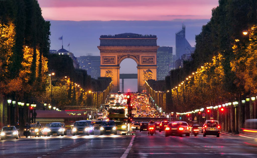 trafic de paris près de l'arc de triomphe